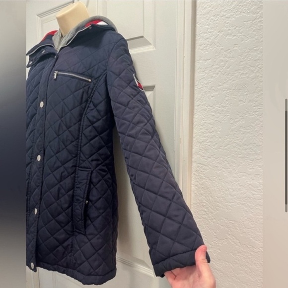 Tommy Hilfiger Women's Navy Quilted Jacket w/ Zip-insert Hoodie-Medium -
EUC - Picture 6 of 11